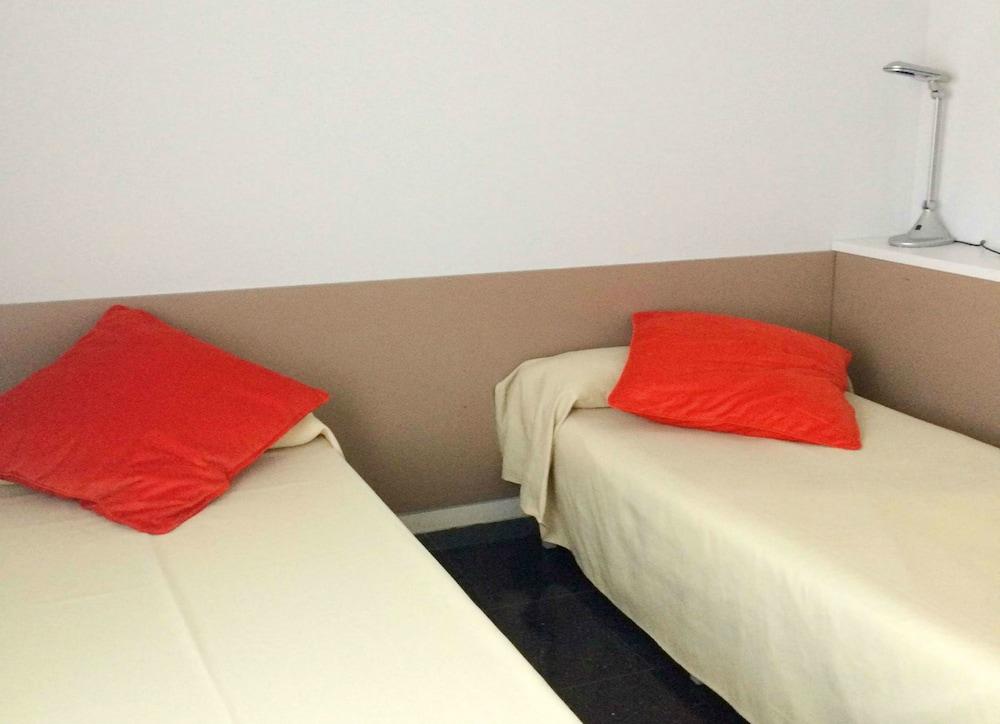 Residencia Universitaria Resa Roberto De Nobili ซันต์กูกัต เดล บาเยส ภายนอก รูปภาพ