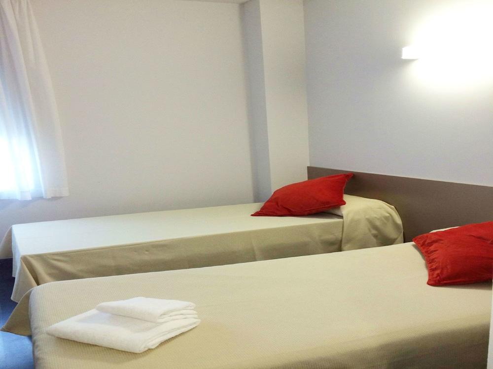 Residencia Universitaria Resa Roberto De Nobili ซันต์กูกัต เดล บาเยส ภายนอก รูปภาพ