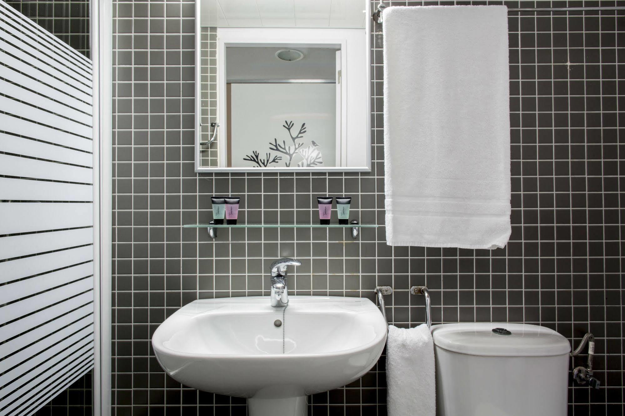 Residencia Universitaria Resa Roberto De Nobili ซันต์กูกัต เดล บาเยส ภายนอก รูปภาพ