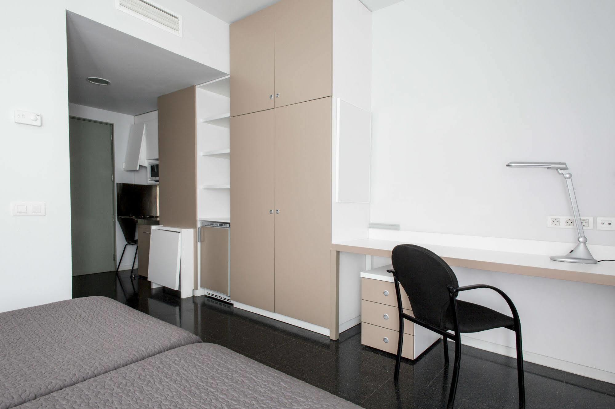 Residencia Universitaria Resa Roberto De Nobili ซันต์กูกัต เดล บาเยส ภายนอก รูปภาพ