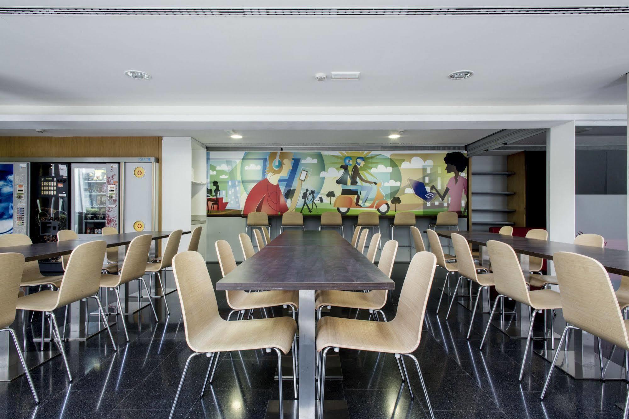 Residencia Universitaria Resa Roberto De Nobili ซันต์กูกัต เดล บาเยส ภายนอก รูปภาพ